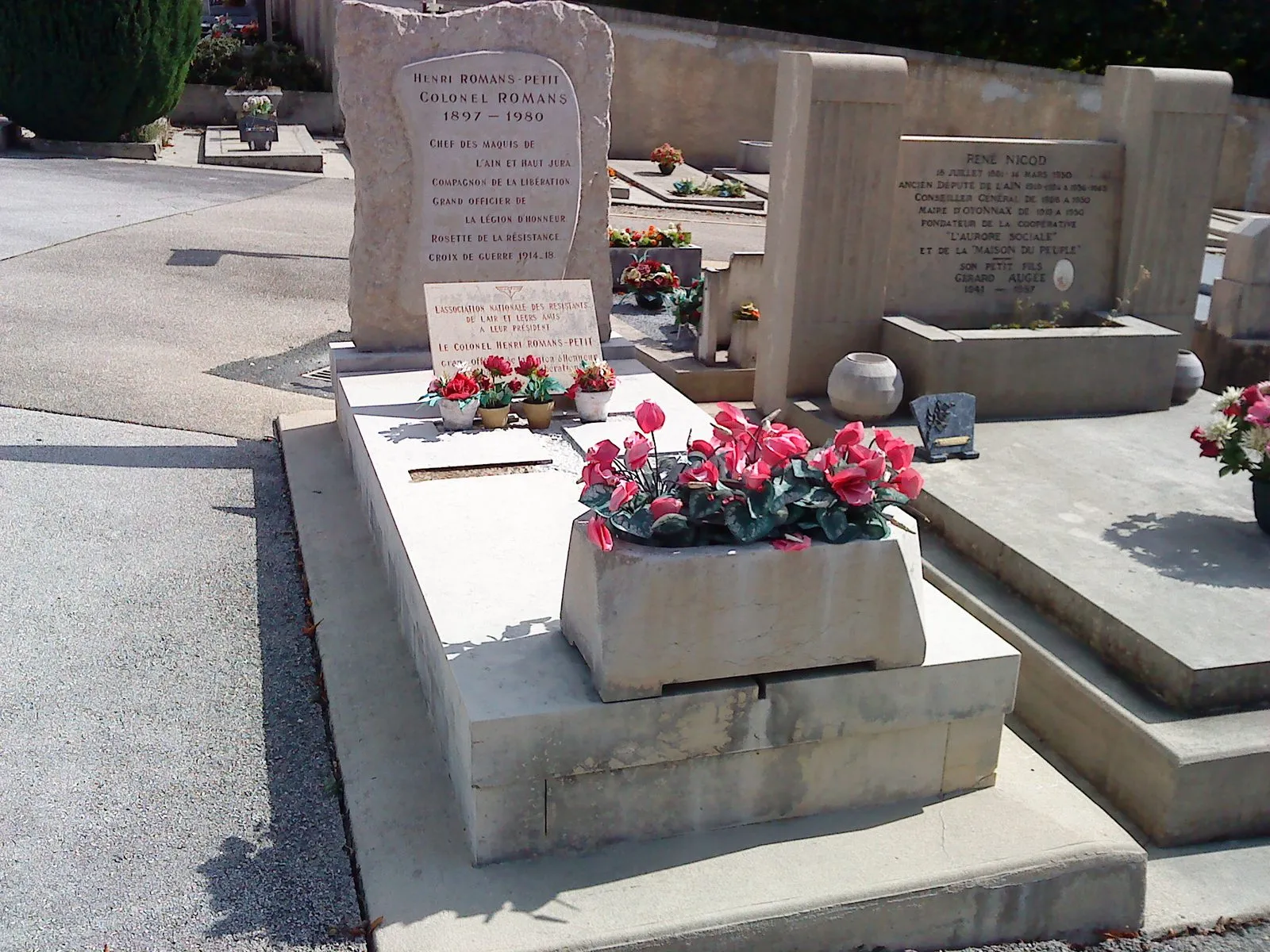 La tombe d'Henri Romans-Petit au cimetière d'Oyonnax
