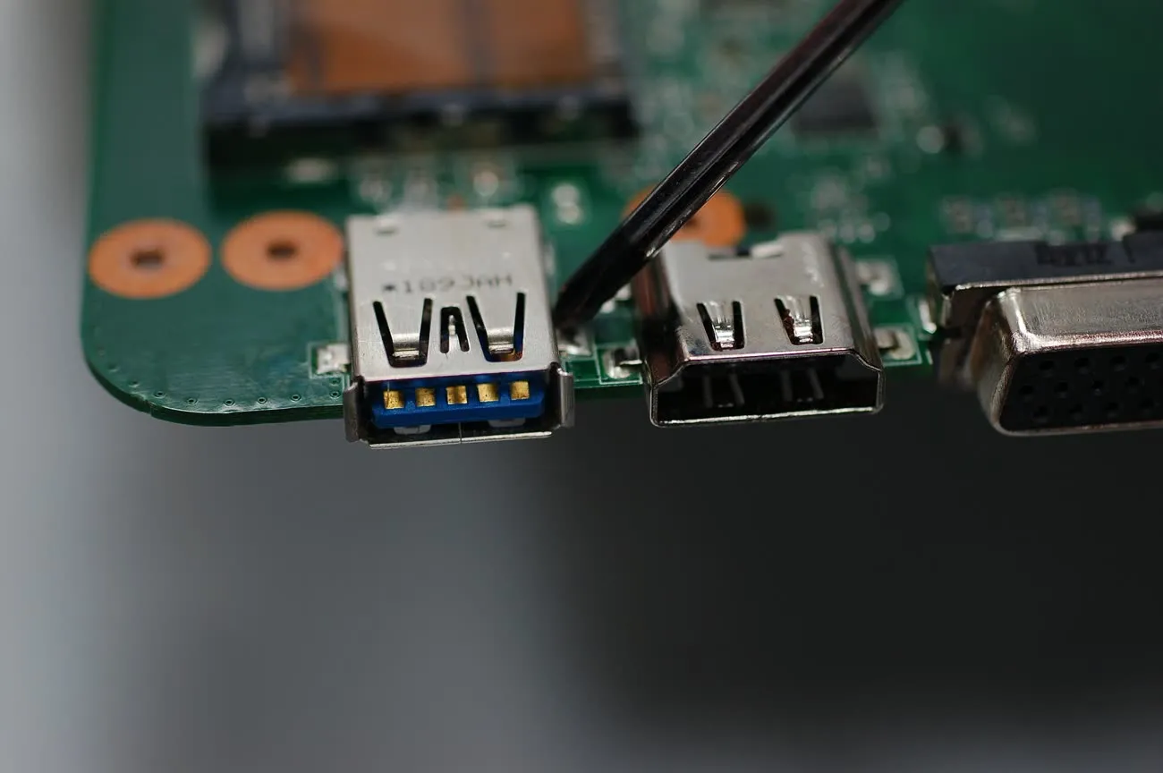 Points de soudure et ports sur une carte mère d'ordinateur portable