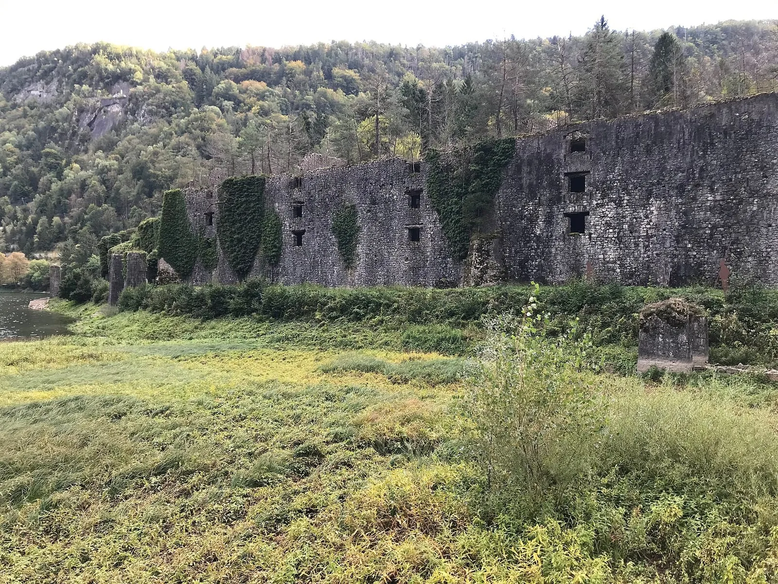 Les vestiges des glacières de Sylans, au bord du lac, aux Neyrolles
