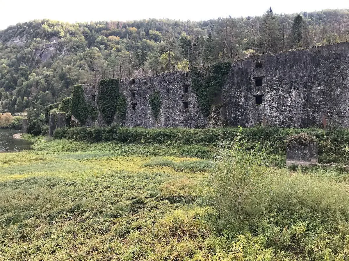 Les vestiges des glacières de Sylans, au bord du lac, aux Neyrolles