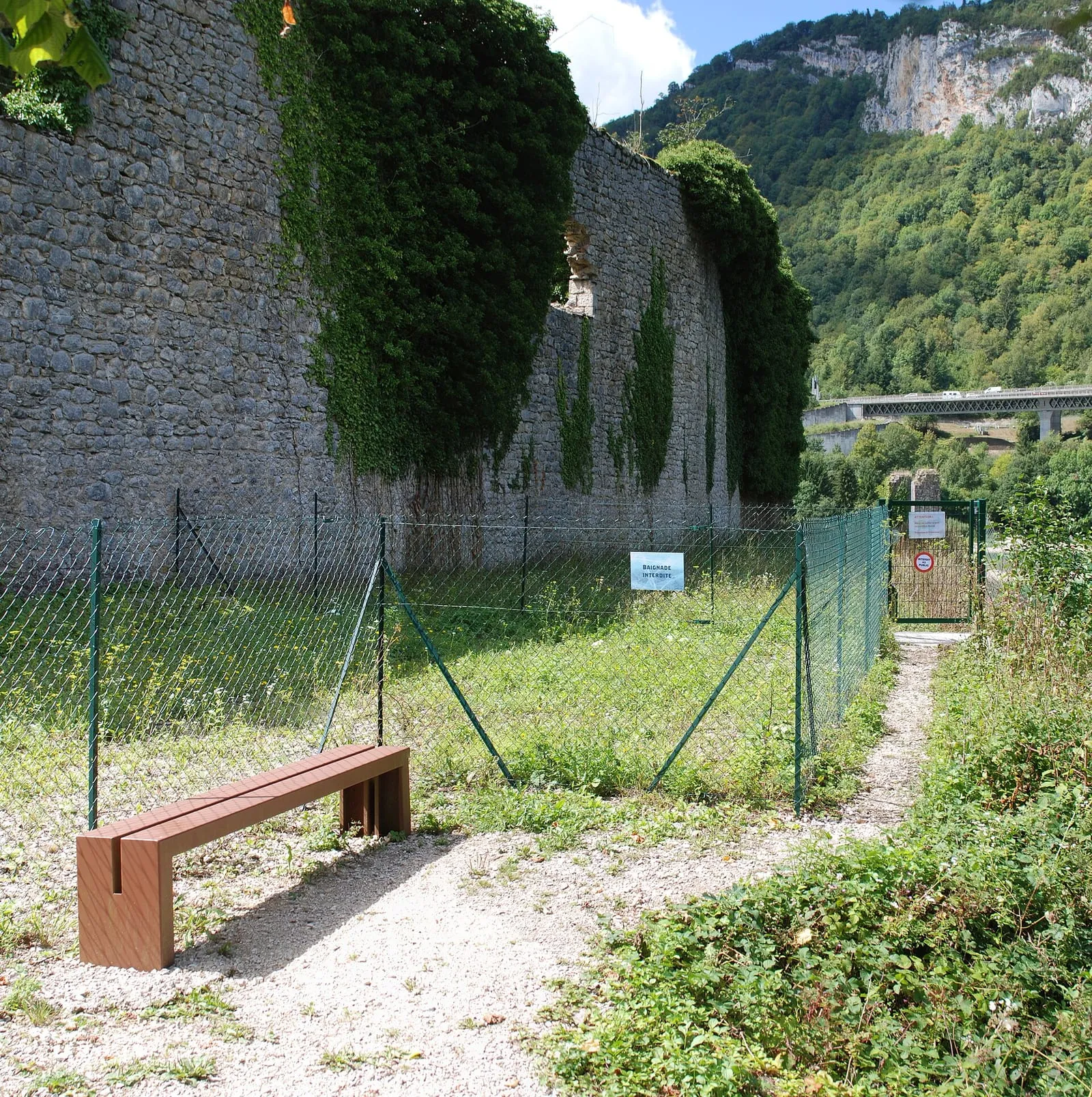 Panorama des bâtiments des glacières de Sylans, dans la cluse du Haut-Bugey