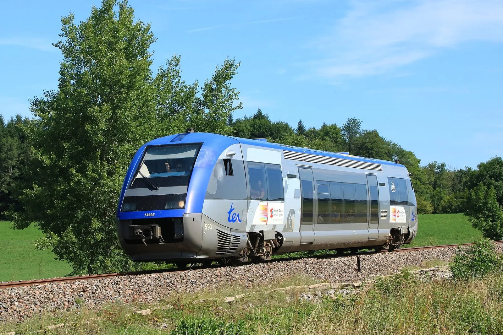 Un autorail TER sur la ligne des hirondelles, dans le Jura
