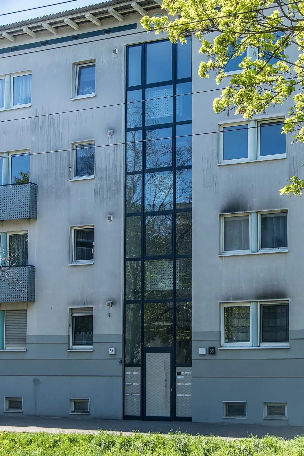 Façade d'un immeuble rénovée avec une isolation thermique par l'extérieur et un enduit neuf