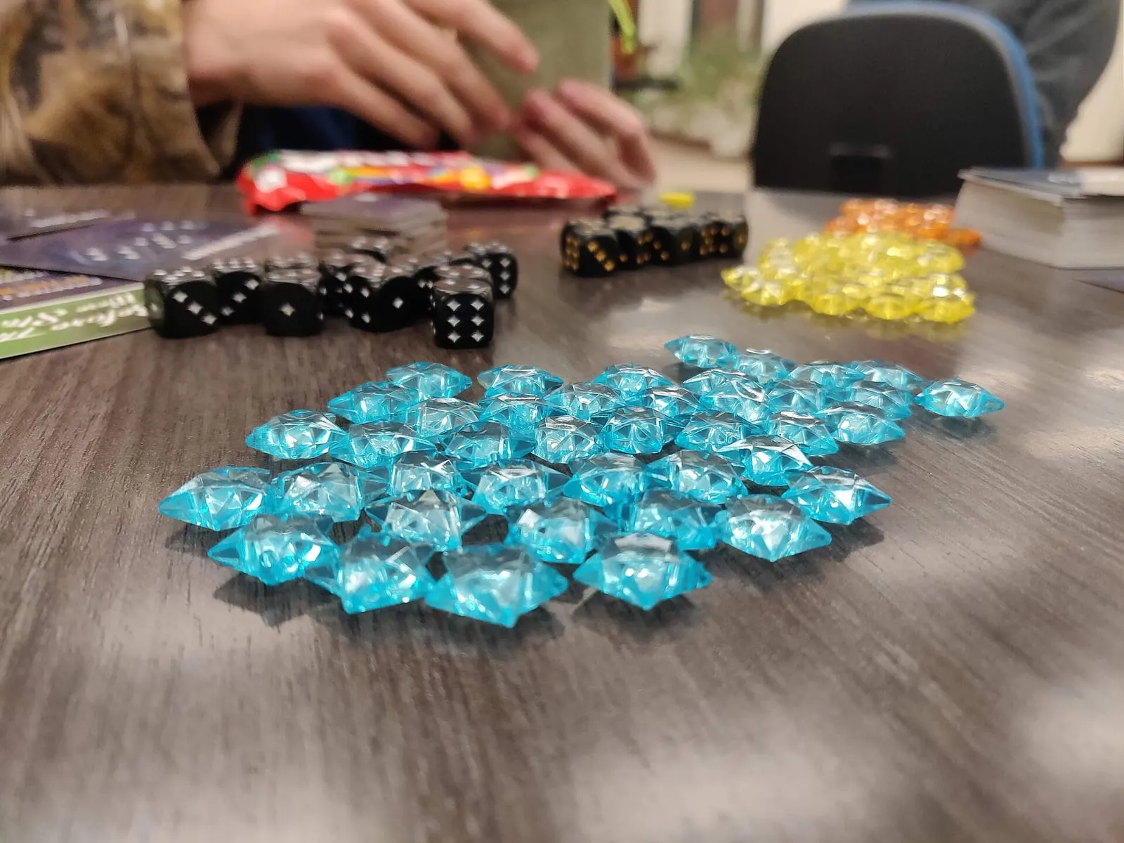 Des pions et des pièces posés sur un plateau de jeu de société