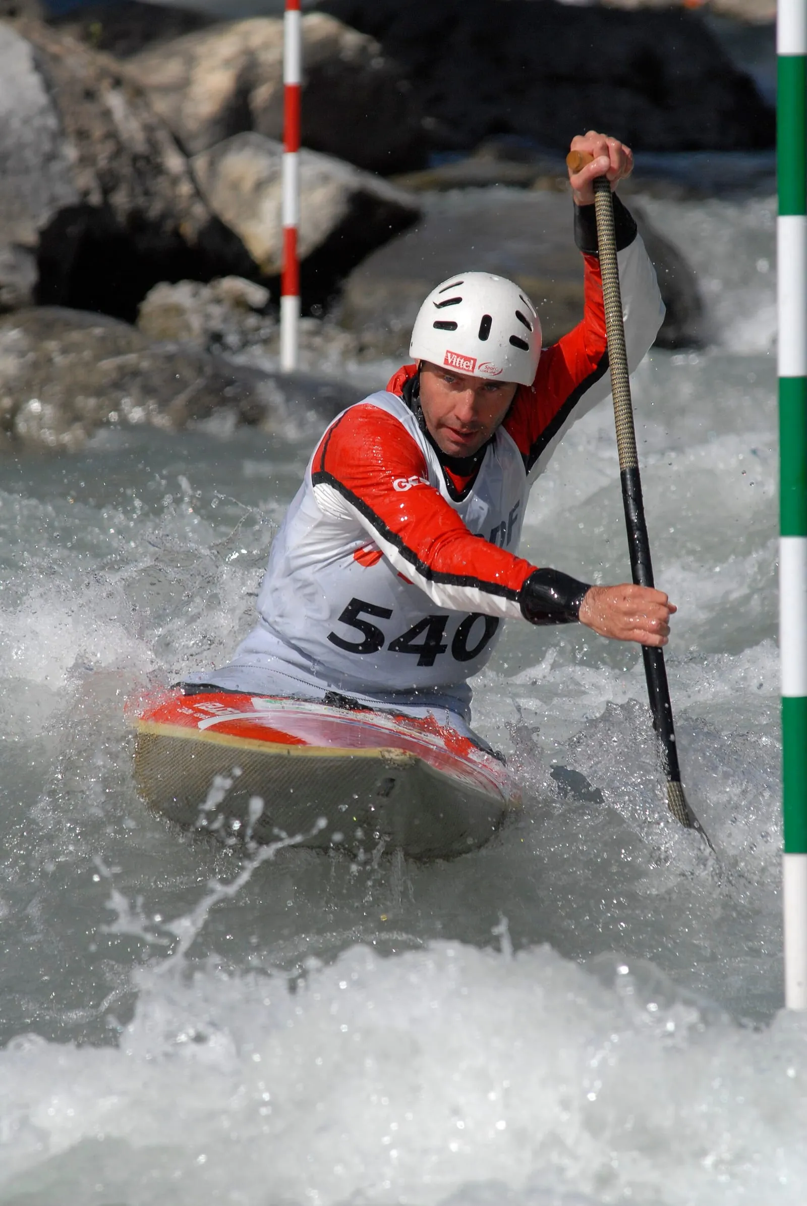 Un slalomeur en kayak sur un parcours d'eau vive, lors des championnats de France