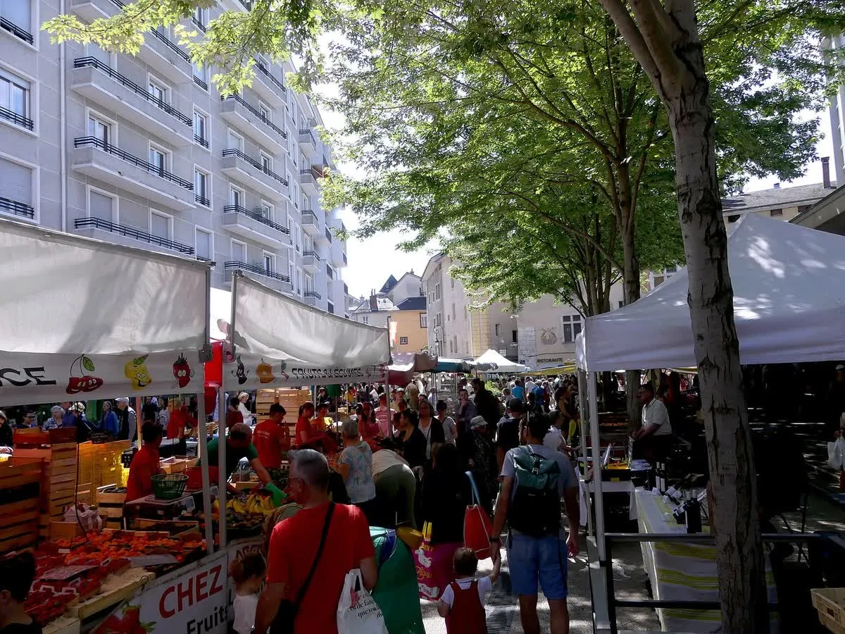 Des étals de marché alimentaire de plein air un samedi matin (illustration, marché de Chambéry)