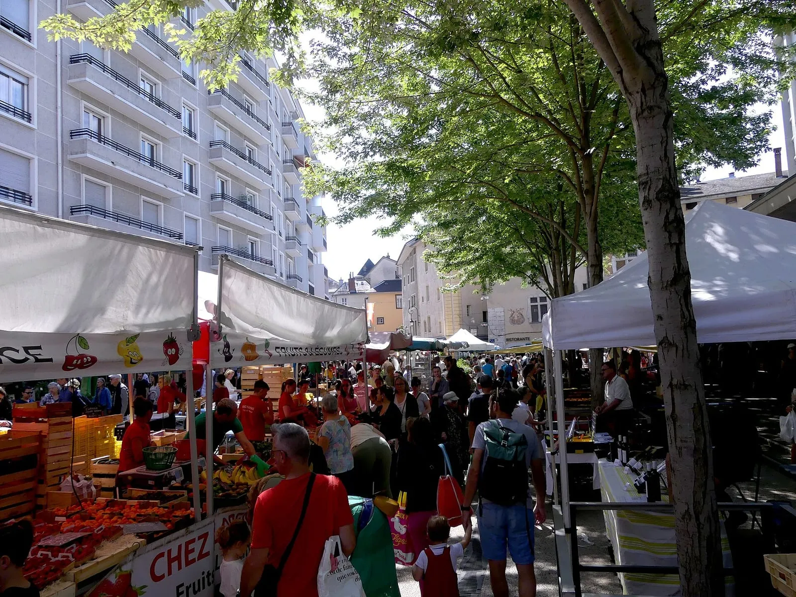 Des étals de marché alimentaire de plein air un samedi matin (illustration, marché de Chambéry)