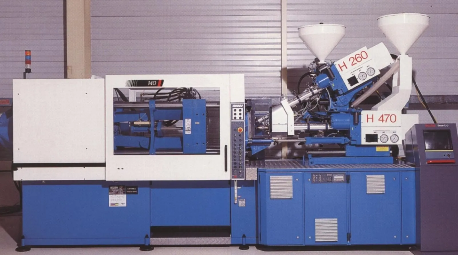 Une presse d'injection plastique dans un atelier