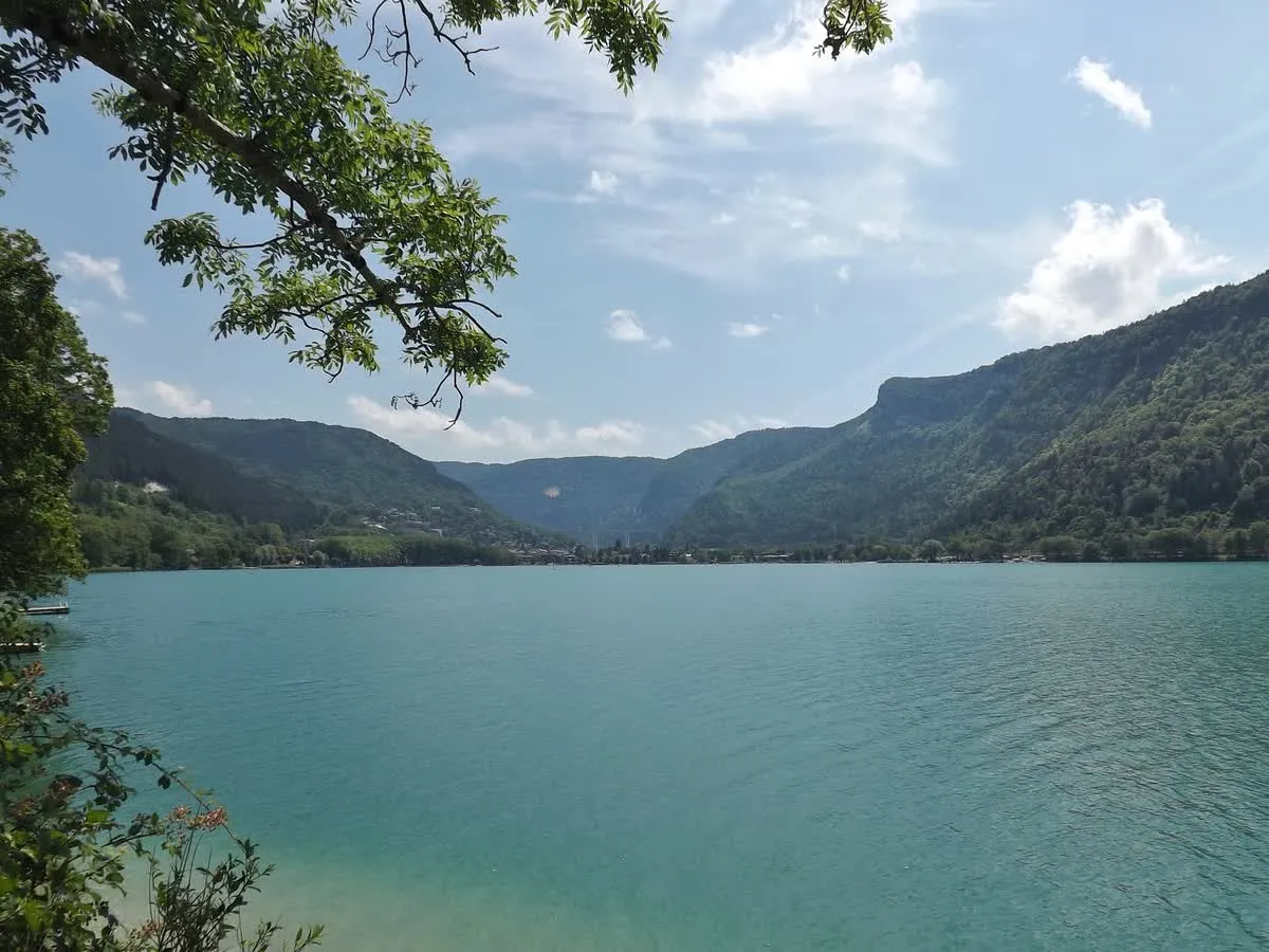 Le lac de Nantua et la ville de Nantua, dans la cluse du Haut-Bugey