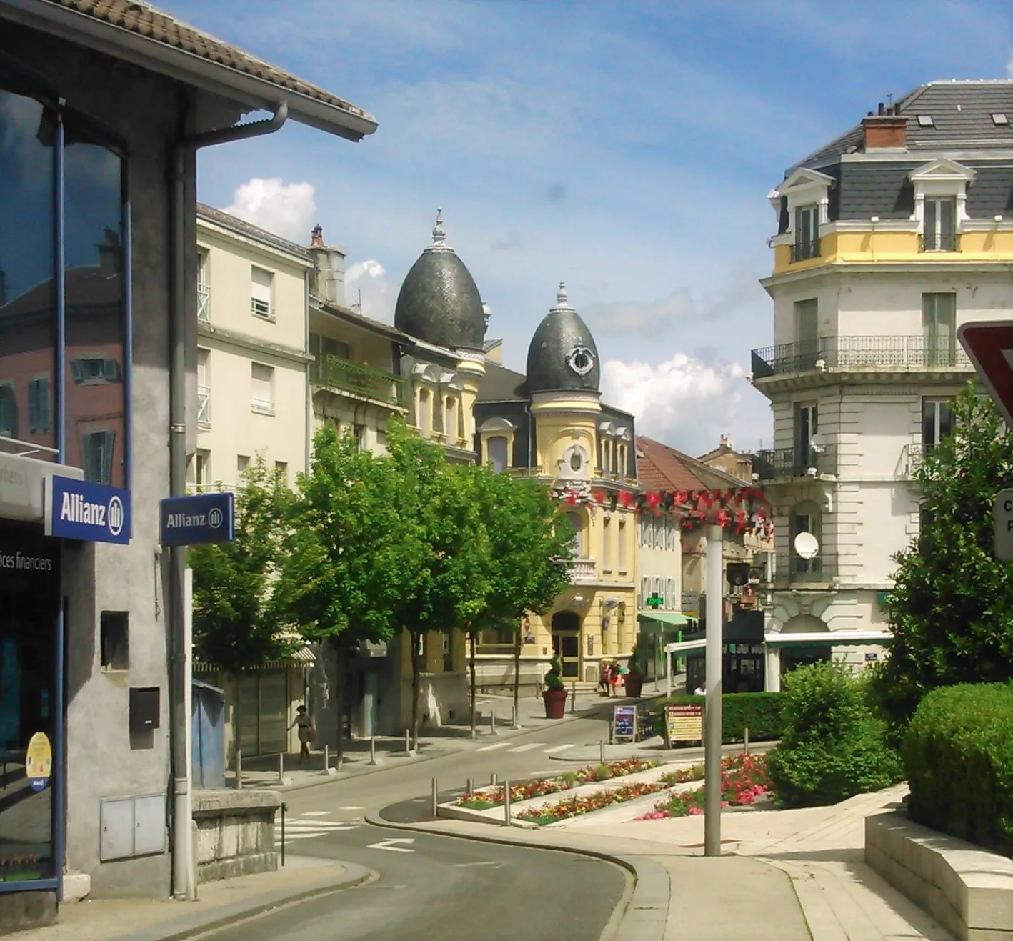 Le centre-ville d'Oyonnax, ses commerces et ses immeubles anciens