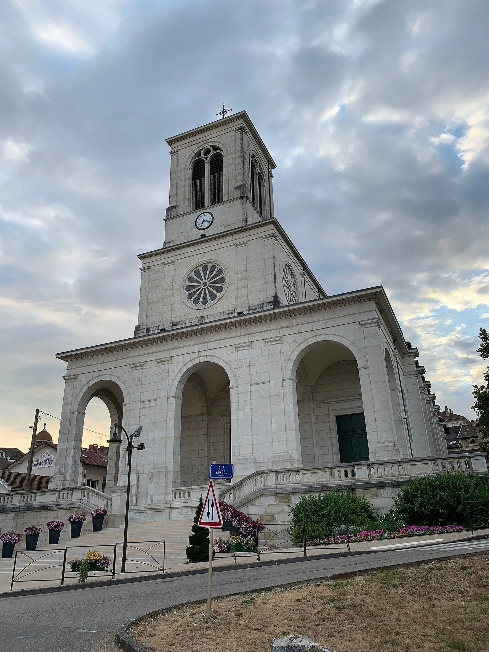 L'église Saint-Léger d'Oyonnax et son clocher carré