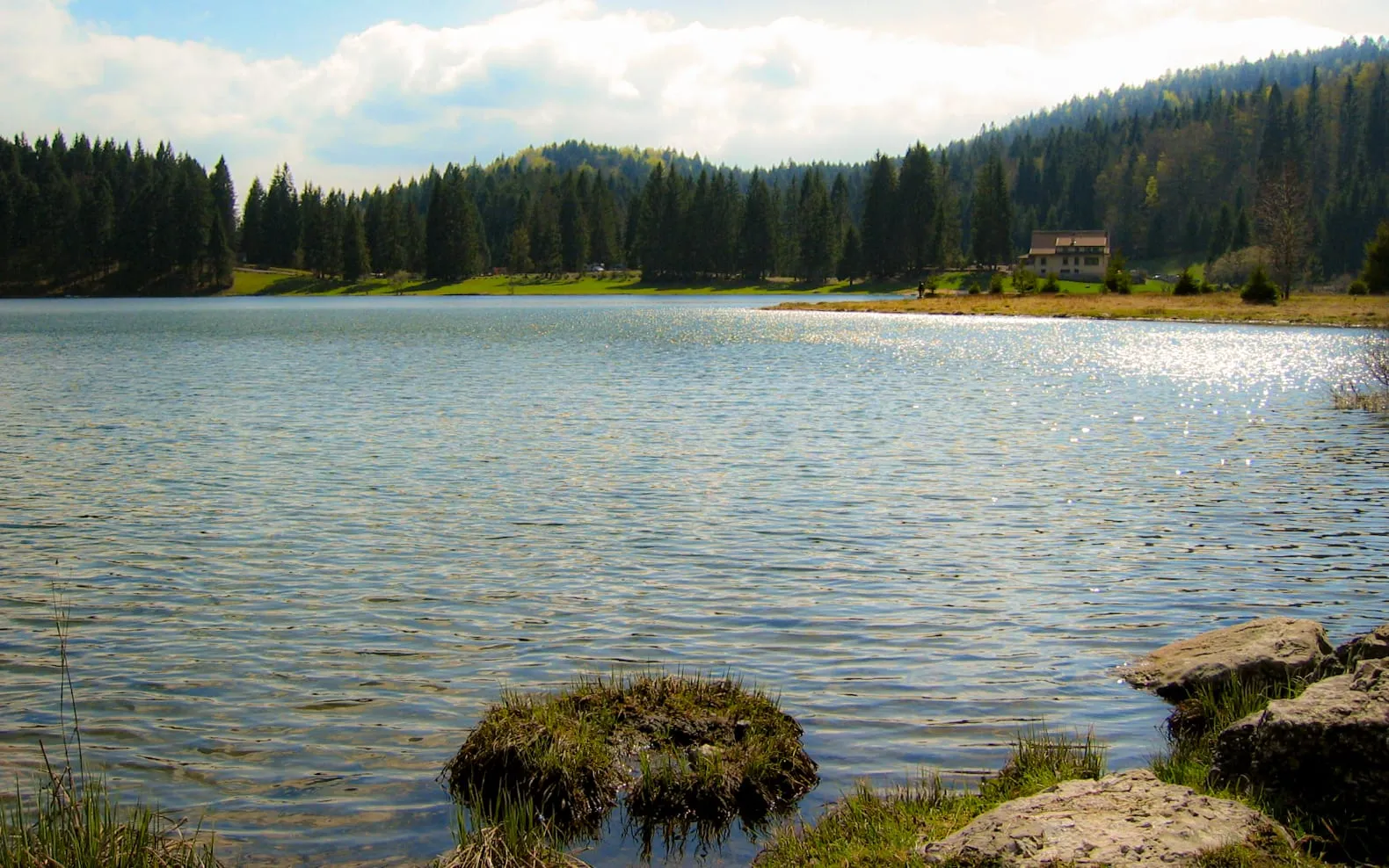 Le lac Genin vu depuis la rive nord, avec l'auberge au bord de l'eau