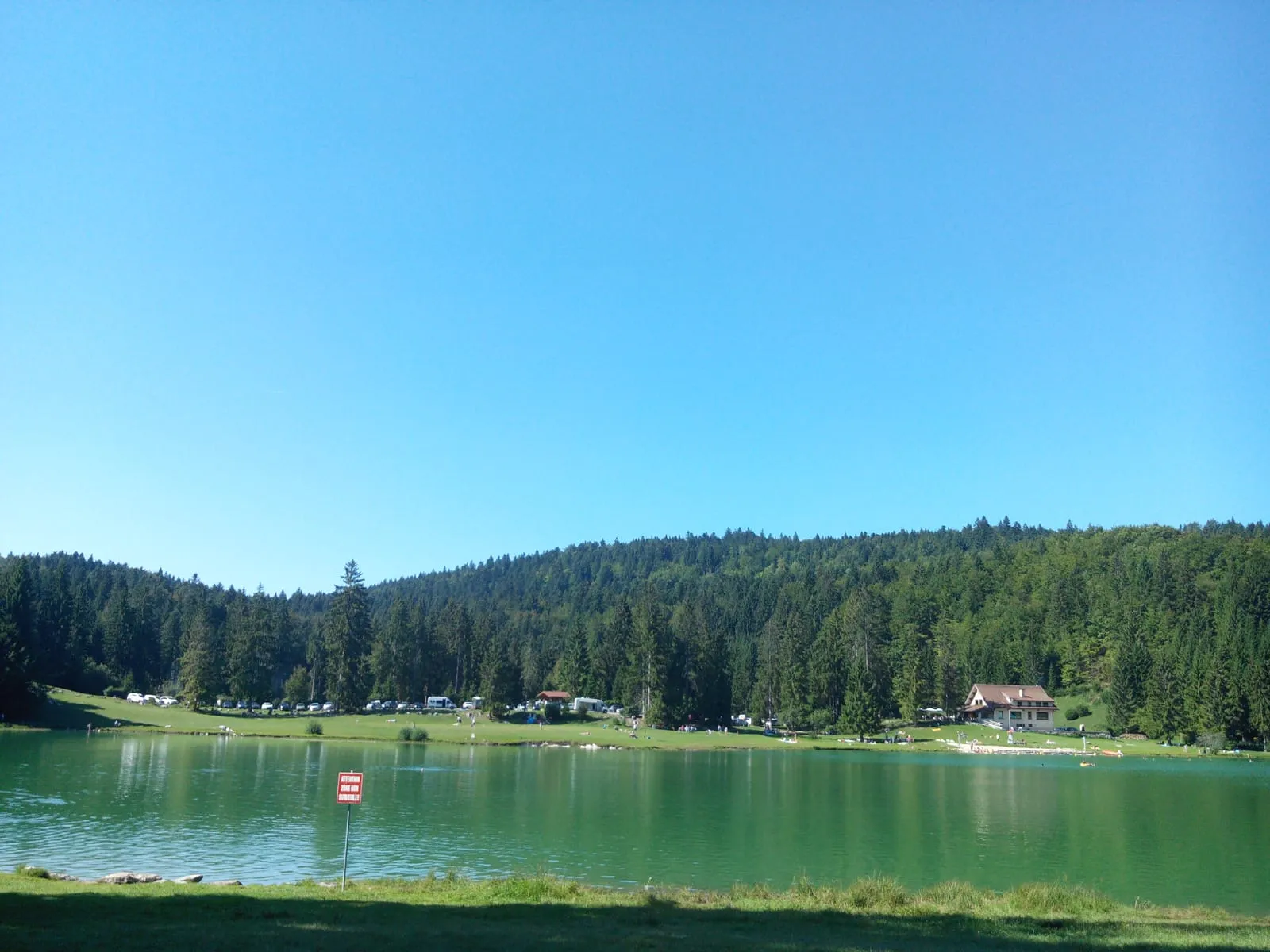 Vue du lac Genin, site naturel de la commune d'Oyonnax