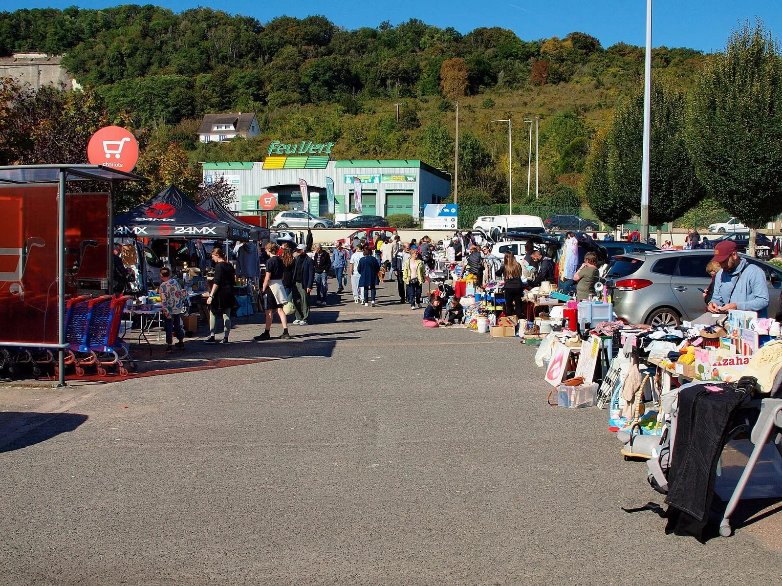Des stands garnis d'objets d'occasion lors d'un vide-grenier