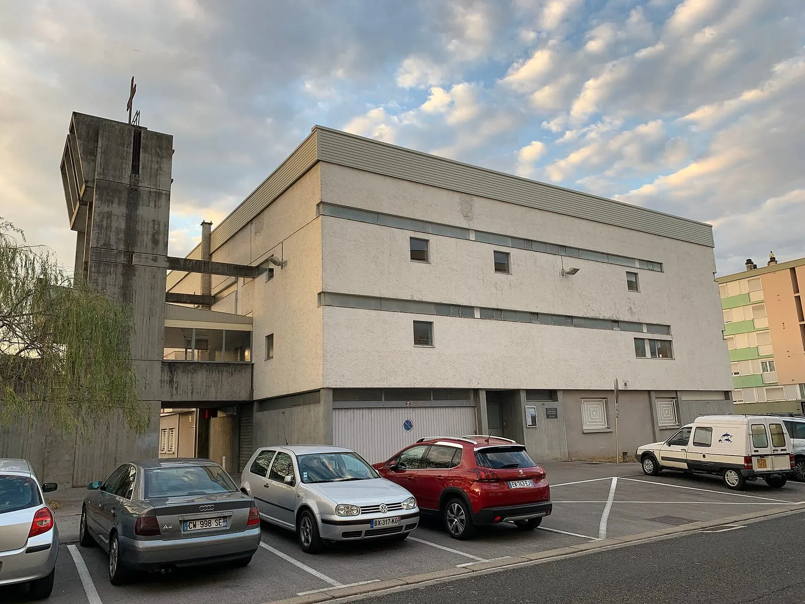 L'église Notre-Dame-de-la-Plaine à Oyonnax, volume de béton et clocher ajouré