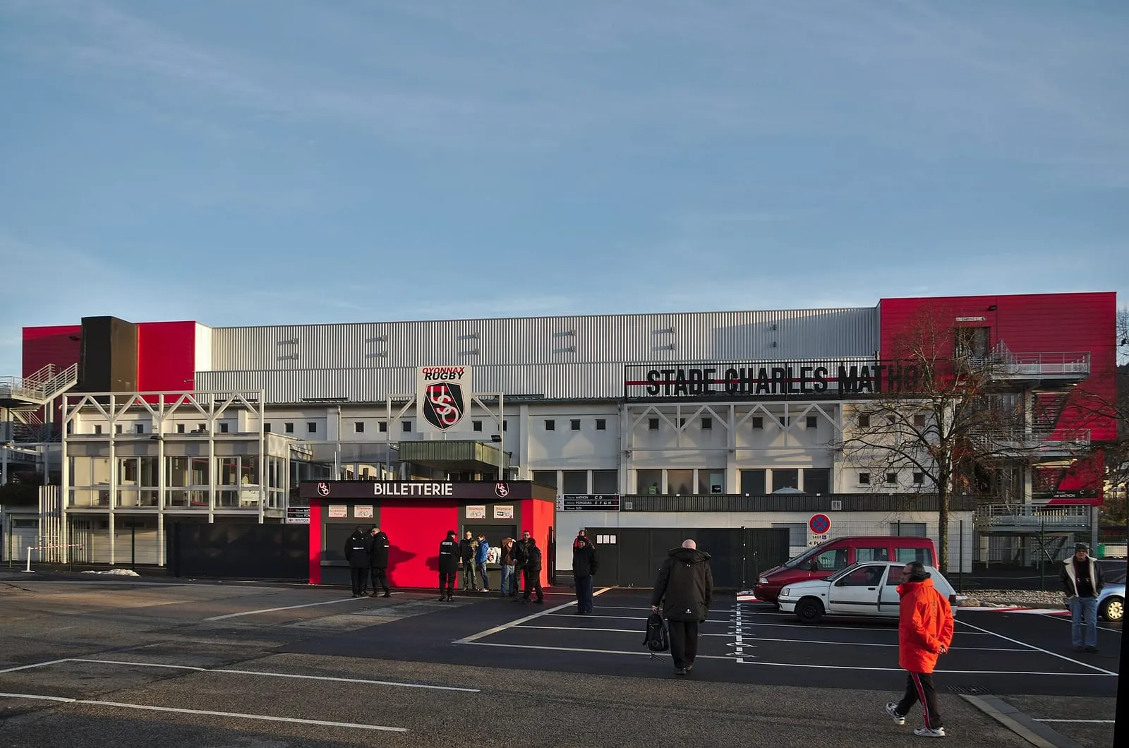 Un match de rugby se joue dans le stade Charles-Mathon, à Oyonnax