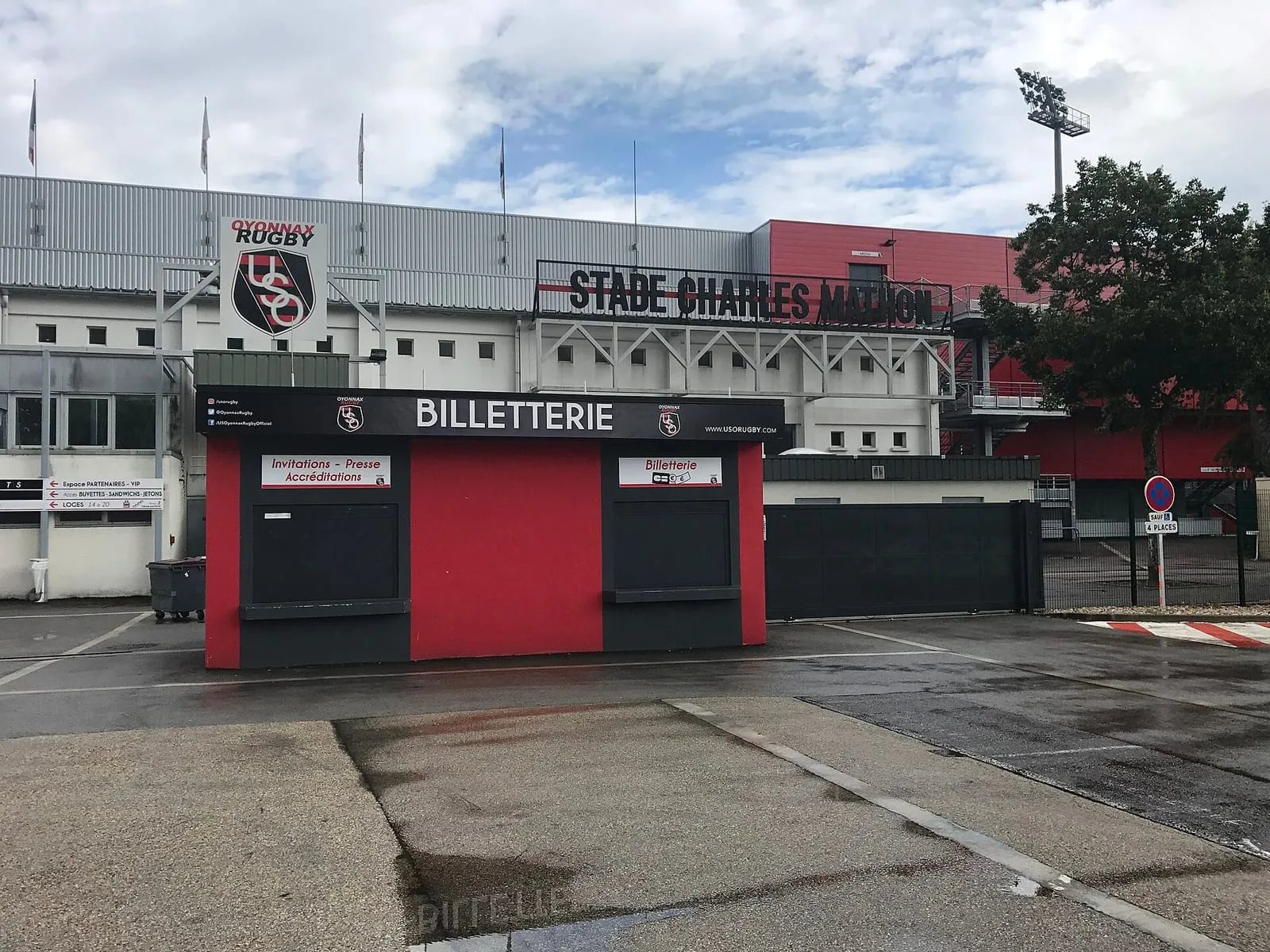 L'entrée du stade Charles-Mathon à Oyonnax, avec la billetterie et les couleurs du club