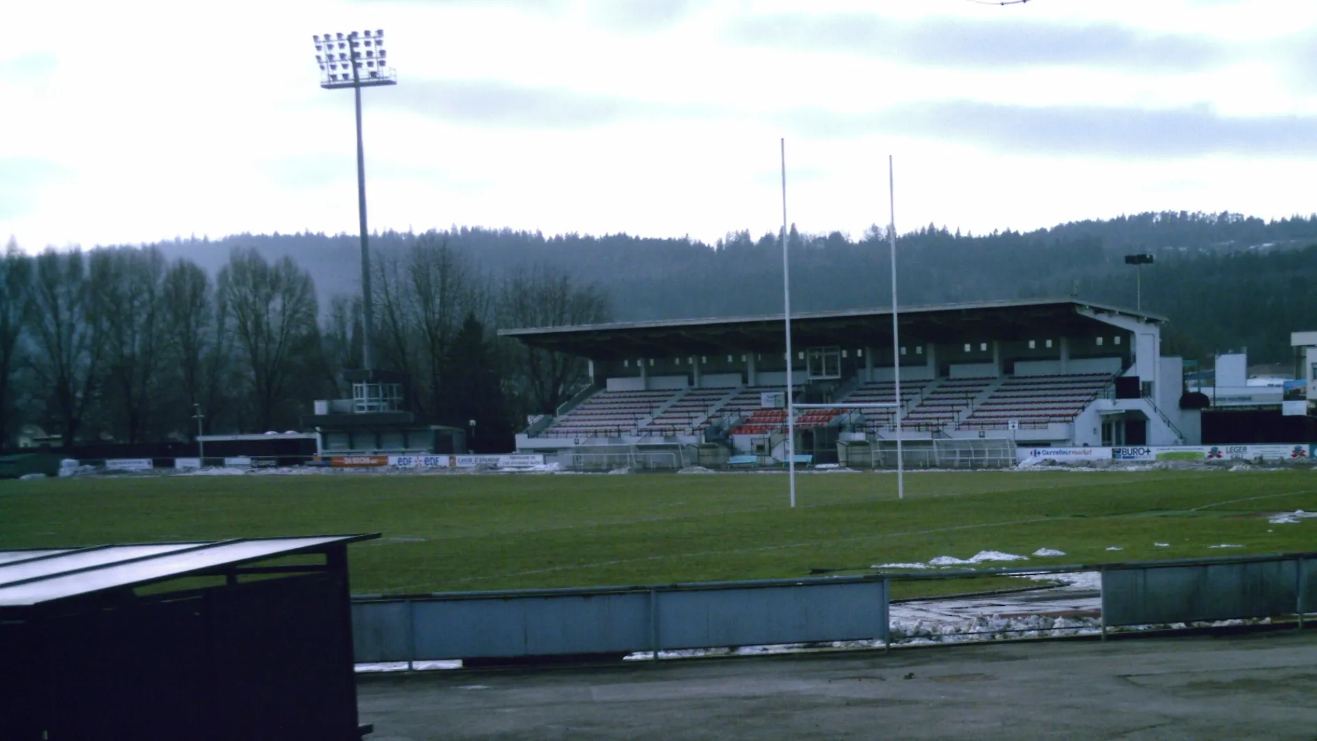 La tribune du stade Charles-Mathon, à Oyonnax