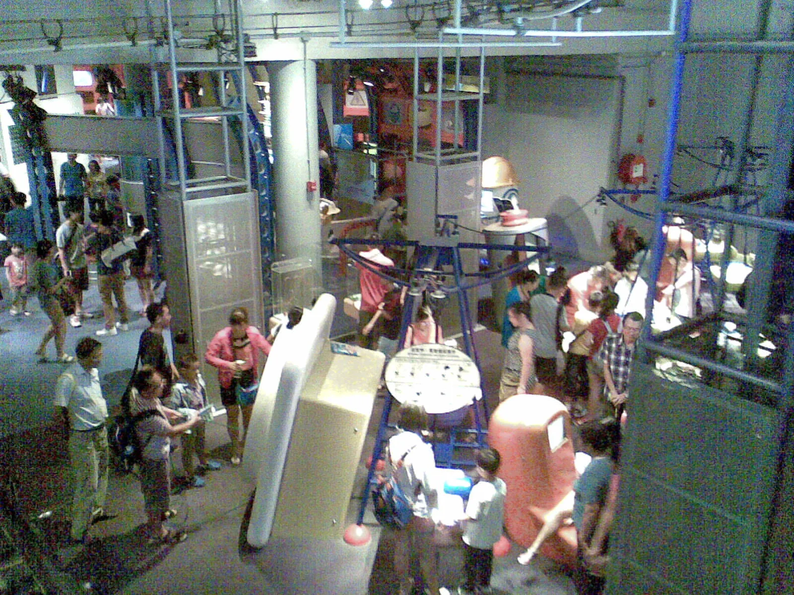 Des visiteurs devant des stands dans un musée scientifique