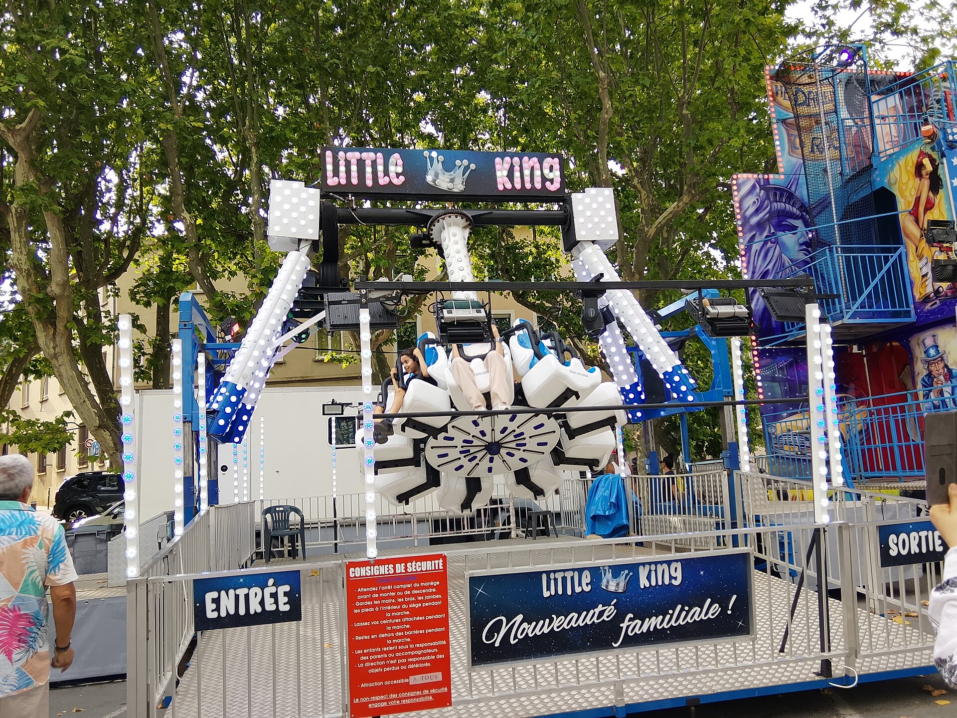 Fête foraine : manèges et stands éclairés
