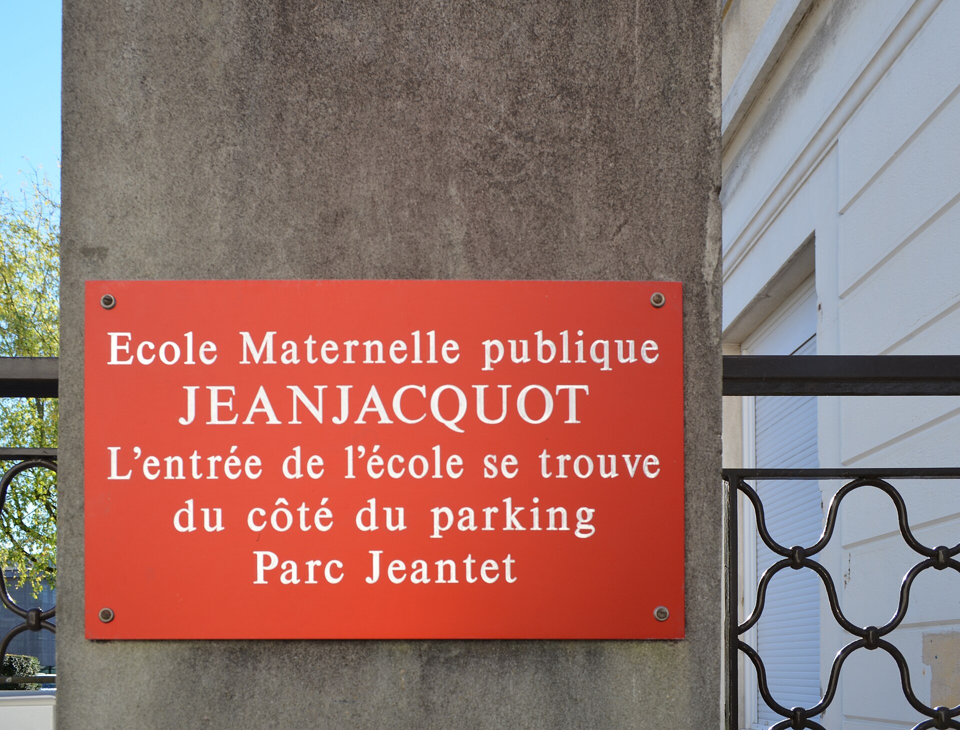 La plaque de l'école maternelle Jeanjacquot à Oyonnax
