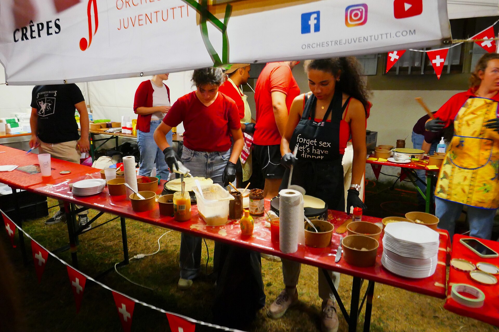 Stand de crêpes tenu par une fanfare lors d'une fête communale